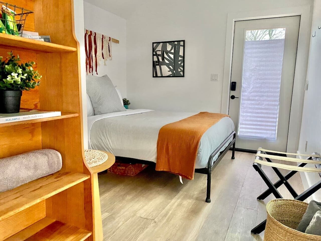 Tabla de planchar con plancha, wifi y ropa de cama 