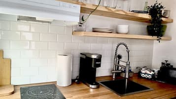 Fridge, stovetop, coffee/tea maker, toaster