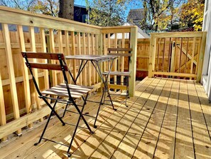 Outdoor dining - ATX Tiny House. Quick Trip to Zilker & ACL. (Austin)