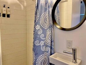 Hair dryer - ATX Tiny House. Quick Trip to Zilker & ACL. (Austin)