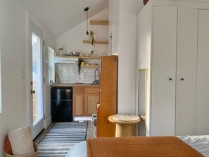 Iron/ironing board, WiFi, bed sheets - ATX Tiny House. Quick Trip to Zilker & ACL. (Austin)