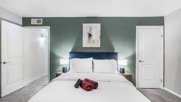 3 habitaciones, escritorio, tabla de planchar con plancha y wifi