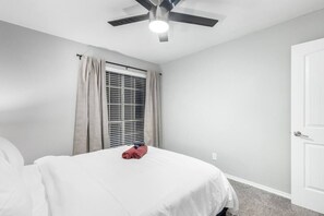 Desk, iron/ironing board, WiFi, bed sheets - 3 Min Walk to AT&T | 3BR | Parking + Pets + Gym (Arlington)