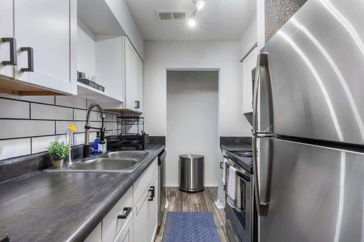 Refrigerador, microondas, horno y parrilla de estufa 