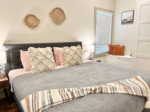 Desk, WiFi, bed sheets - Walk to UT & Moody Center. Spacious & Cozy Retreat (Austin)