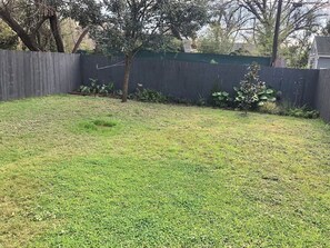 Property grounds - Walk to UT & Moody Center. Spacious & Cozy Retreat (Austin)