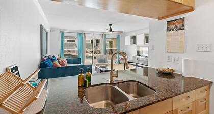Lady Bird Condo. Walk Downtown. Relax by Pool