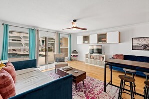 Unclassified image, 4 of 22, button - Lady Bird Condo. Walk Downtown. Relax by Pool (Austin)