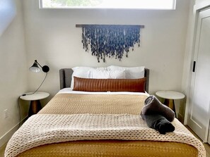 Tabla de planchar con plancha, wifi, ropa de cama