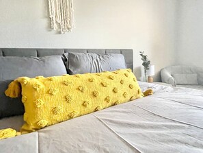 Desk, iron/ironing board, travel crib, WiFi - The Lovely. Perfect ATX Family Getaway (Austin)