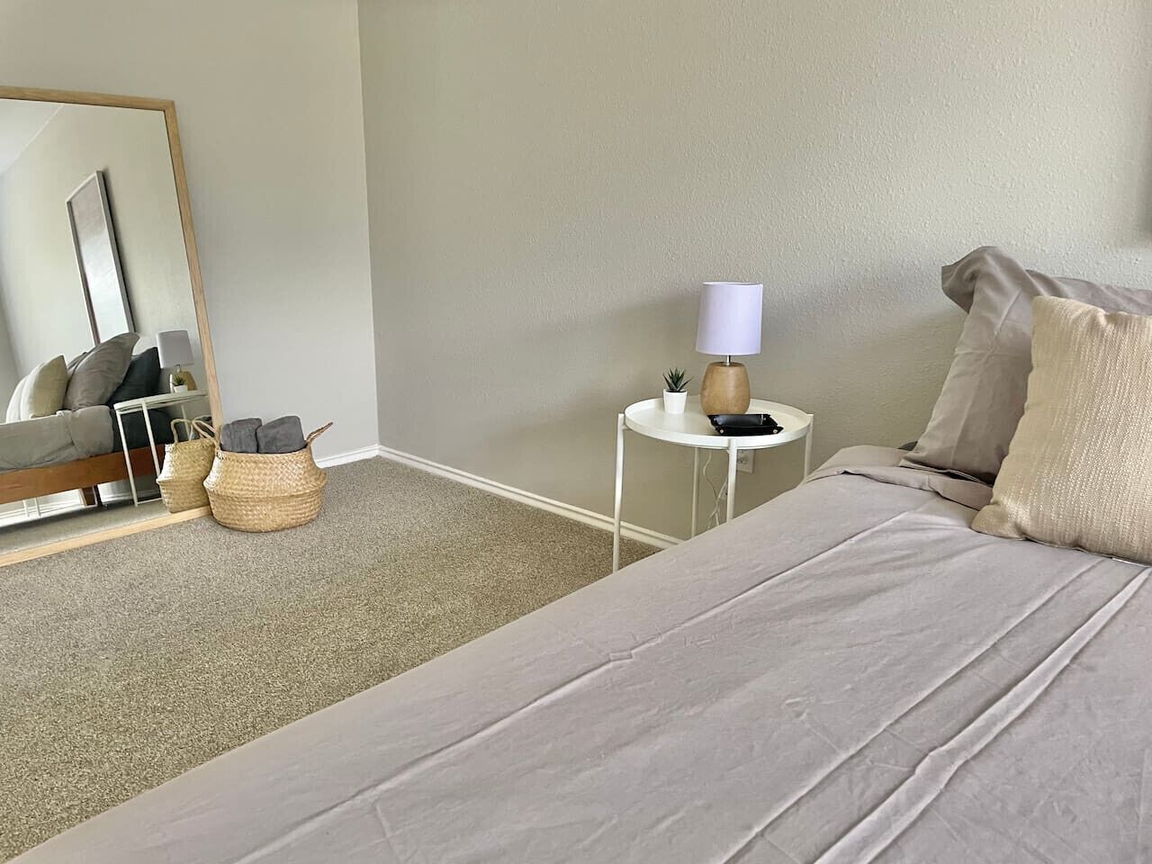 Escriptori, planxa i posts de planxar, un bressol de viatge i wifi 