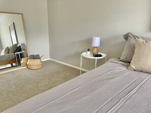 Schreibtisch, Bügeleisen/Bügelbrett, Reisekinderbett, WLAN