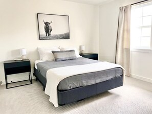 Desk, iron/ironing board, WiFi, bed sheets - The Westerly . Bee Caves . Sweet Comfort (West Lake Hills)