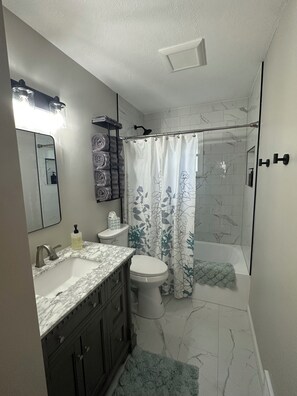 Hair dryer, towels, soap, toilet paper - Pleasant 3-bedroom house with AC in friendly neighborhood close to Lake Erie (Mentor)