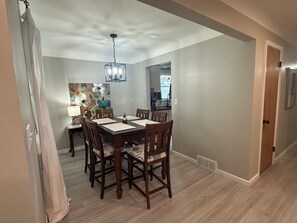 Dining - Pleasant 3-bedroom house with AC in friendly neighborhood close to Lake Erie (Mentor)