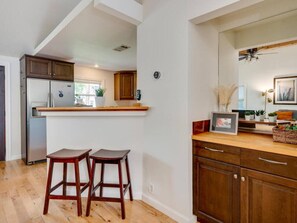 Interior - The Oxford. Ideal Zilker Location. Groups Welcome! (Austin)