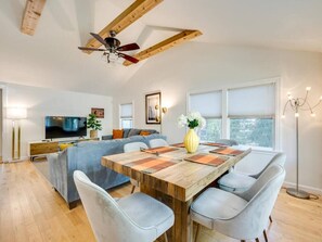 Dining - The Oxford. Ideal Zilker Location. Groups Welcome! (Austin)