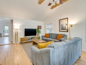 TV - The Oxford. Ideal Zilker Location. Groups Welcome! (Austin)