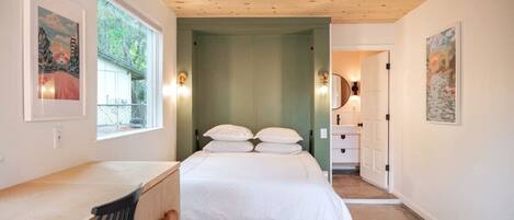 Schreibtisch, Bügeleisen/Bügelbrett, Reisekinderbett, WLAN