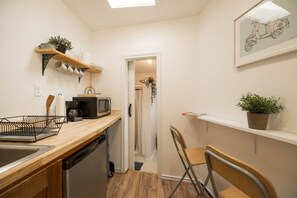 Fridge, microwave, stovetop, coffee/tea maker - East Austin Garden Cottage |  Sweet & Private (Austin)