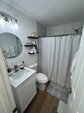 Een douche, een haardroger, handdoeken, zeep