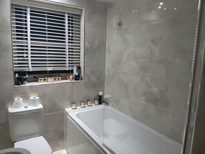 Unclassified image, 2 of 10, button - Beautiful Modern 2 Bed 2 Story Apartment in North Yorkshire Town Centre (Northallerton)