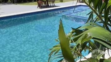 Piscine couverte, parasols de plage, chaises longues