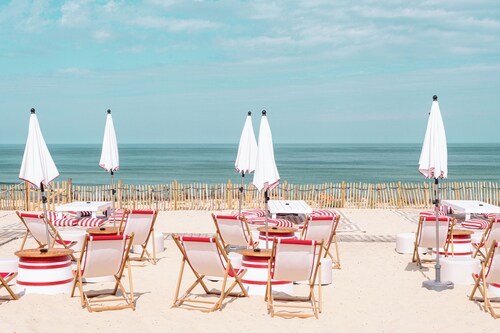 Villa with all modern amenities, including pool, air conditioning, and a garden