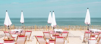 Villa with all modern amenities, including pool, air conditioning, and a garden