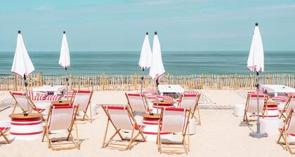 Villa with all modern amenities, including pool, air conditioning, and a garden