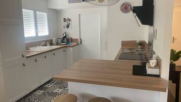 Een koelkast, een microgolfoven, een oven, een kookplaat