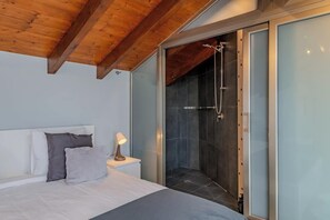 Shower, hair dryer, towels, soap - Bela Vista Exclusive Private Villa in Praia da Luz (Luz)