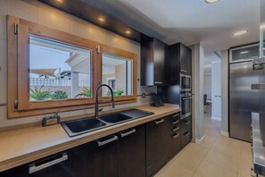 Fridge, microwave, oven, stovetop - Bela Vista Exclusive Private Villa in Praia da Luz (Luz)