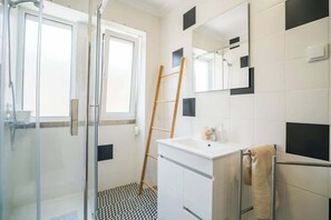 Dusche, Haartrockner, Handtücher, Seife