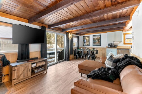 Hot Tub,King Bed,Dogs w/Pequawket Beach Access!