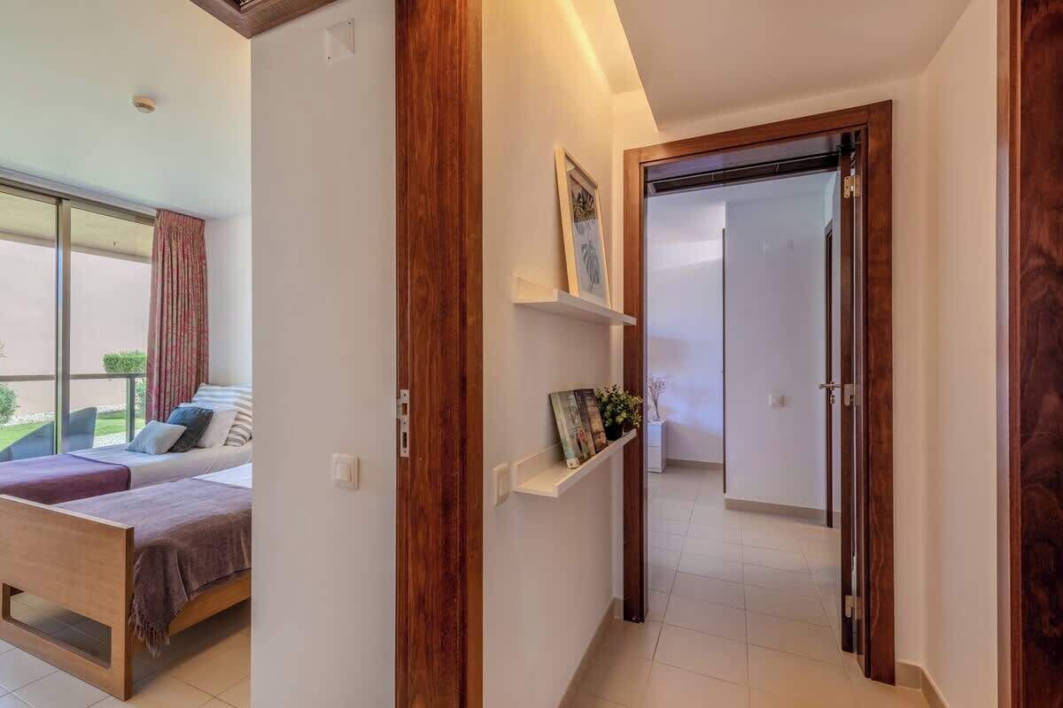 Ein modernes Hotelzimmer mit einem Bett, einem kleinen Schreibtisch und einem Fenster.