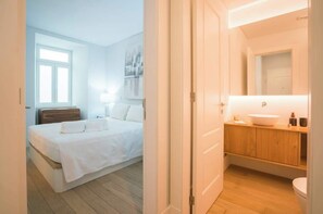 Tabla de planchar con plancha, wifi gratis y ropa de cama 