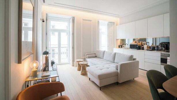 Eine moderne Wohnung mit Wohnzimmer, Küche und Essbereich.