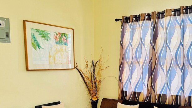 A living room with a brown sofa, two armchairs, and a glass coffee table. - Central & Secure Stay - Minutes from Town, Airport and Stadium (Osbourn)