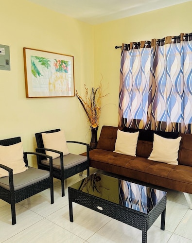 Central & Secure Stay - Minutes from Town, Airport and Stadium
