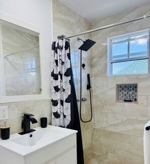 Douche, serviettes fournies, shampooing, papier de toilette