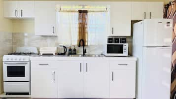 Réfrigérateur, micro-ondes, plaque de cuisson, bouilloire électrique