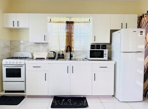 Jääkaappi, mikroaaltouuni, liesi, vedenkeitin