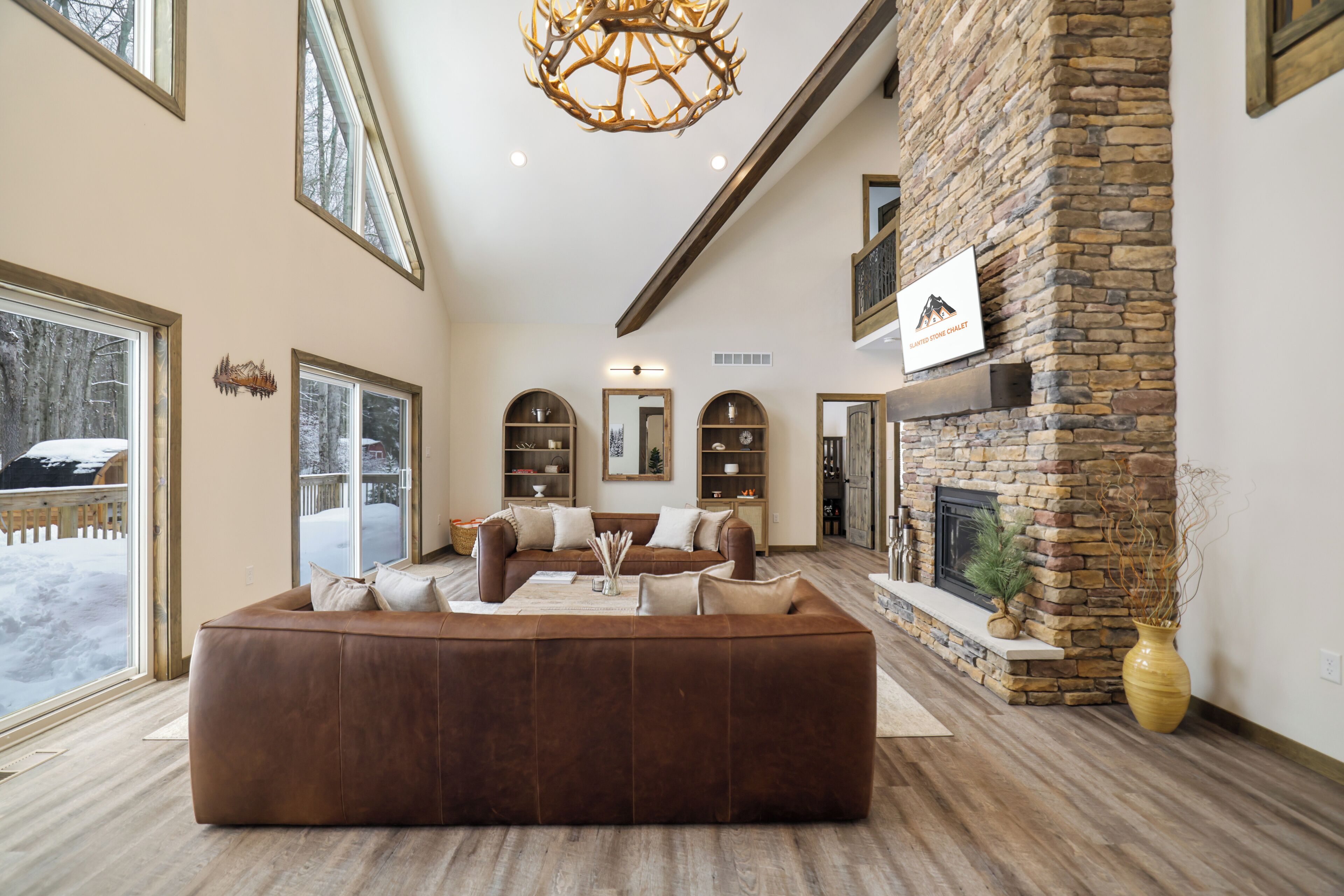 Luxury Chalet, Barrel Sauna, Hot Tub & Game Room | Sleeps 8 - Tobyhanna, PA