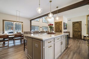 Dining - Luxury Chalet, Barrel Sauna, Hot Tub & Game Room | Sleeps 8 (Pocono Pines)