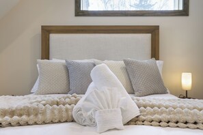 3 bedrooms, iron/ironing board, free WiFi, bed sheets - Luxury Chalet, Barrel Sauna, Hot Tub & Game Room | Sleeps 8 (Pocono Pines)