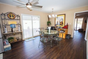 Dining - Lakeside Stroll - 2 Bedroom in Sought after Lakeview Community (Lake Havasu City)