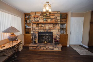 Interior - Lakeside Stroll - 2 Bedroom in Sought after Lakeview Community (Lake Havasu City)
