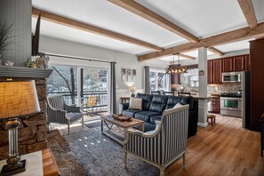Living area - True Ski-In/Ski-Out at Sugar Mtn (Bee Branch #1) (Sugar Mountain)