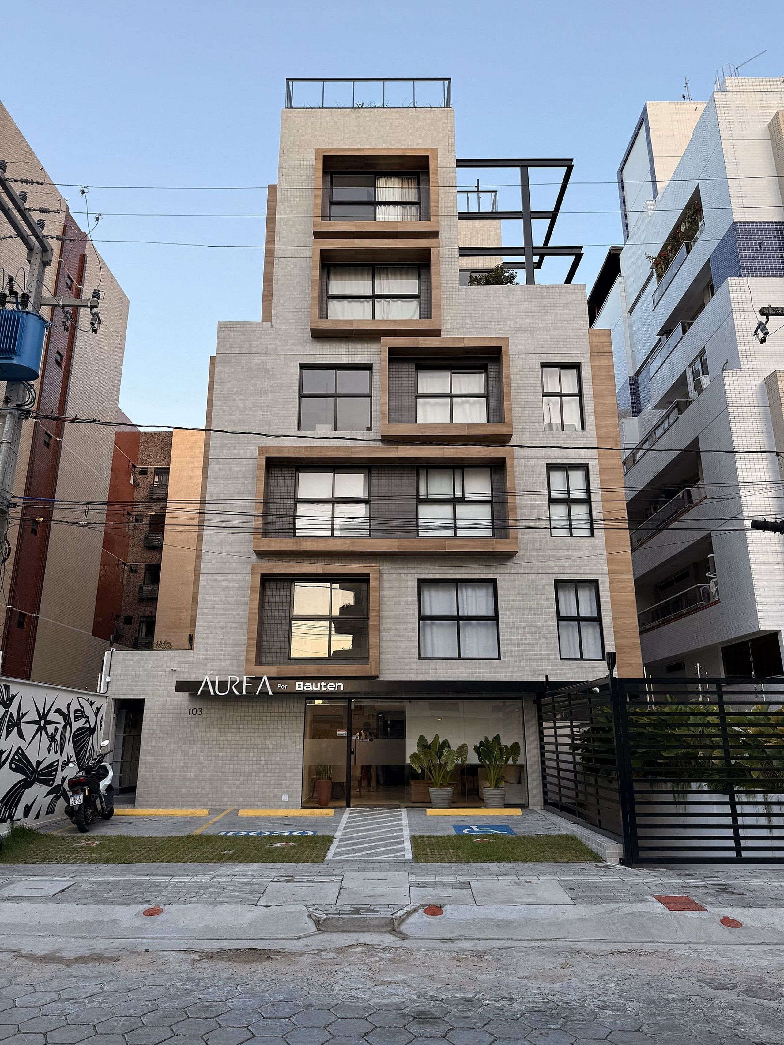 Un edificio moderno de varios pisos con una fachada que muestra el rótulo 